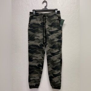 WILD Fable Women's Camo Print High-Rise
Vintage Jogger Sweatpants-XS